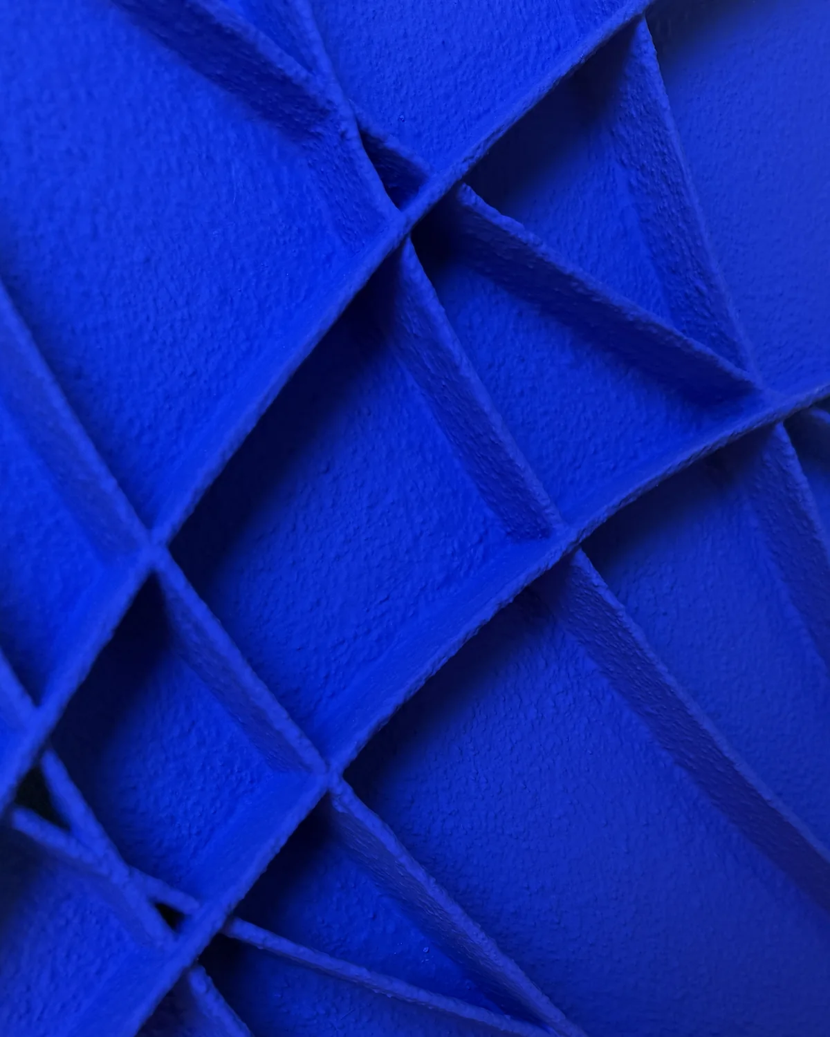 Gros plan d'un relief bleu pigmenté, tiges de papier croisées
