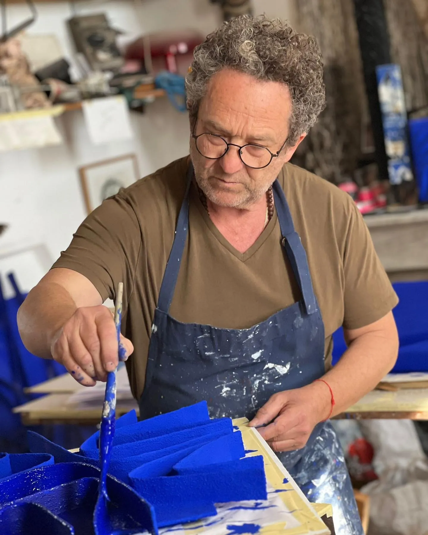 René Galassi appliquant le pigment bleu